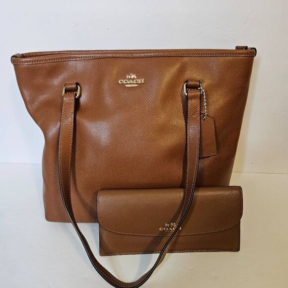 Coach browncross grain leather shoulder bag with matching wallet. - Picture 1 of 6